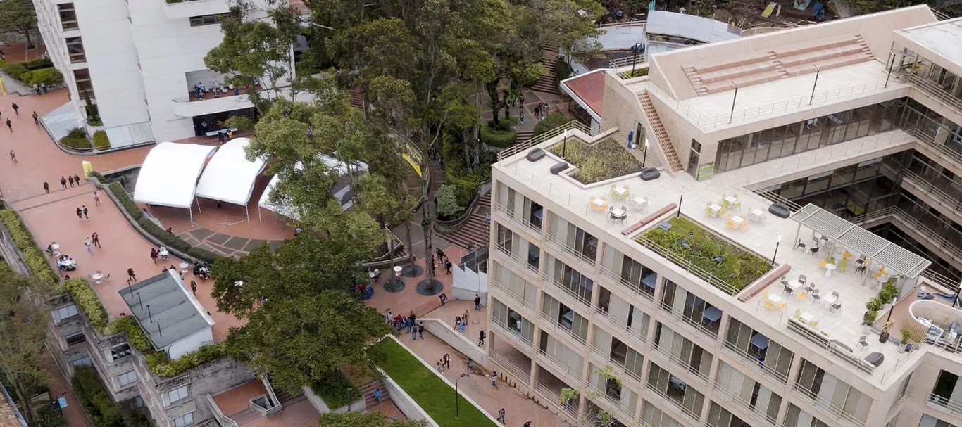 Vista aérea del campus de la Universidad de los Andes con terrazas y plazas.